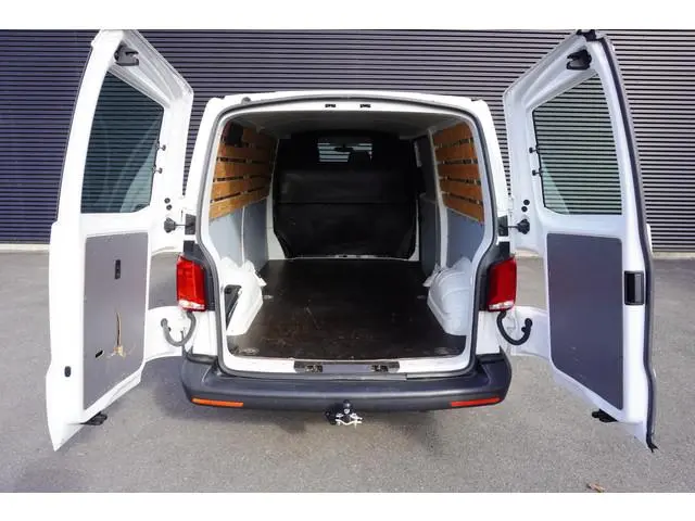 Volkswagen Transporter L2H1 110pk  Apple Carplay Navigatie Trekhaak Cruise control 3-Zits