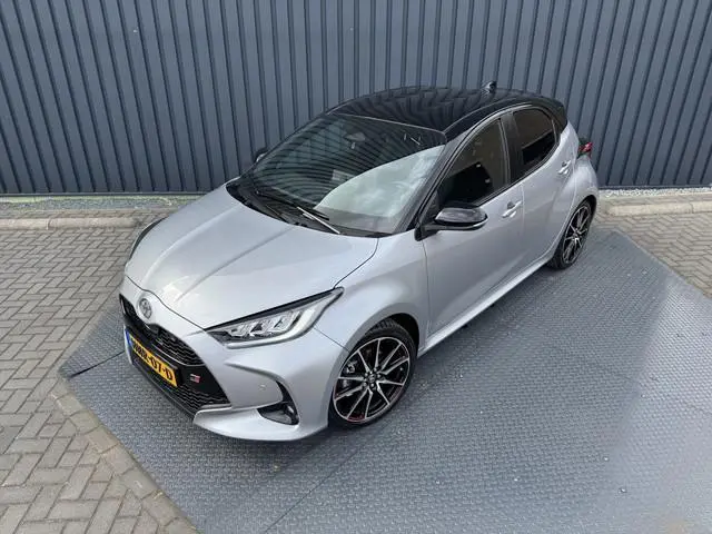 Toyota Yaris 1.5 Hybrid 130 GR Sport / Bi tone | PDC V+A | BSM | 10jr GARANTIE | Rijklaar!!