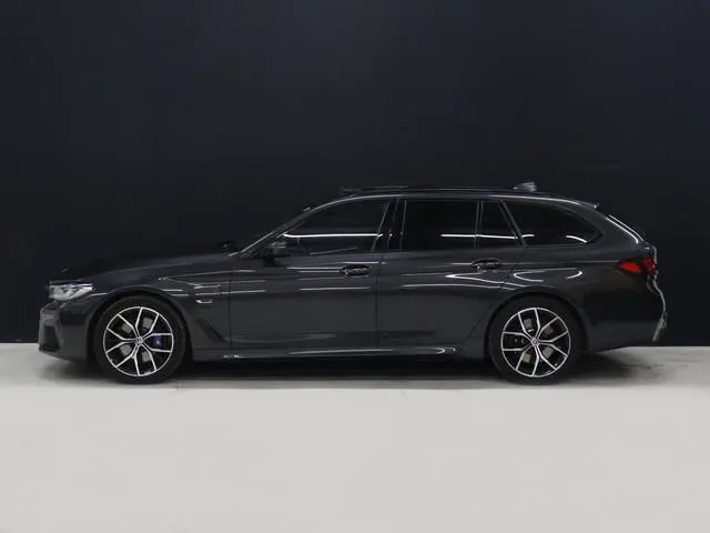 BMW 5-serie Touring 530e M Sport [SCHUIFKANTELDAK, ELEKTRISCHE TREKHAAK, APPLE CARPLAY, STOELVERWARM...