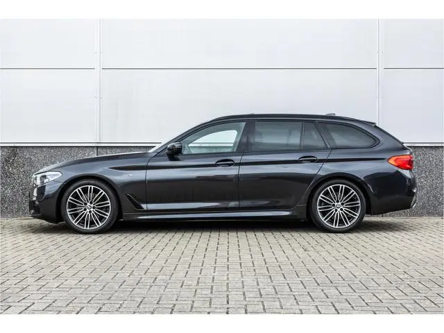 BMW 5 serie Touring 520i High Executive M-Sport Leder dashboard / Pano / Individual / Camera / 19inc...