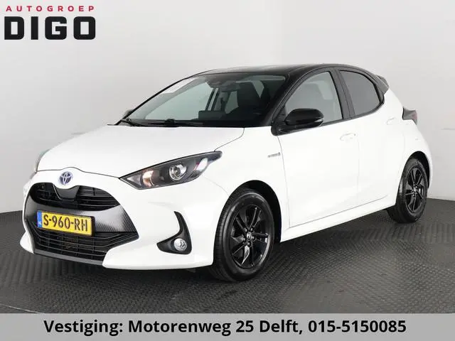 Toyota Yaris 1.5 HYBRIDE BI-TONE SPORTS GARANTIE 6-2031 . ADAPTIEVE CRUISE CONTROL . DEALER ONDERHOU...