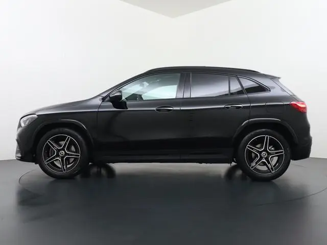 Mercedes-Benz GLA 180 Business Solution AMG | Trekhaak | HUD| Memory | Pano | 360 Camera