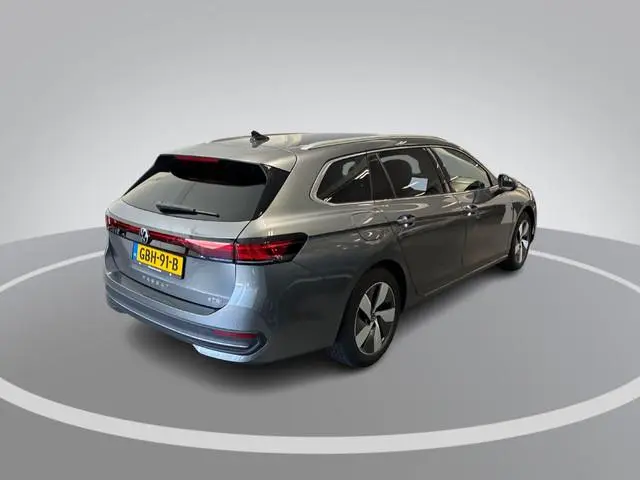 Volkswagen Passat Variant 1.5 eTSI 150pk DSG Elegance Business · Camera · Wegklapbare Trekhaak · App...