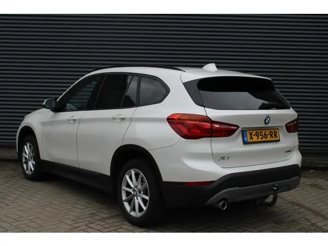 BMW X1 sDrive18i Executive Navigatie Wit-Metallic PDC