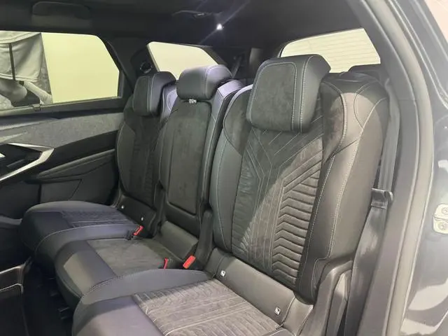 Peugeot e-5008