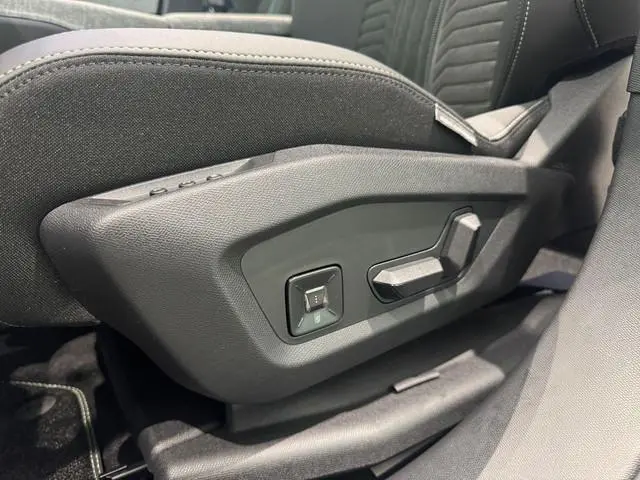 Peugeot e-5008