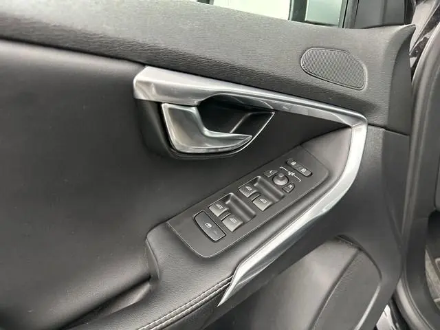 Volvo V40 1.5 T2 Edition R-Design - FULL LED - NAVI - AUTOMAAT - NIEUWE APK