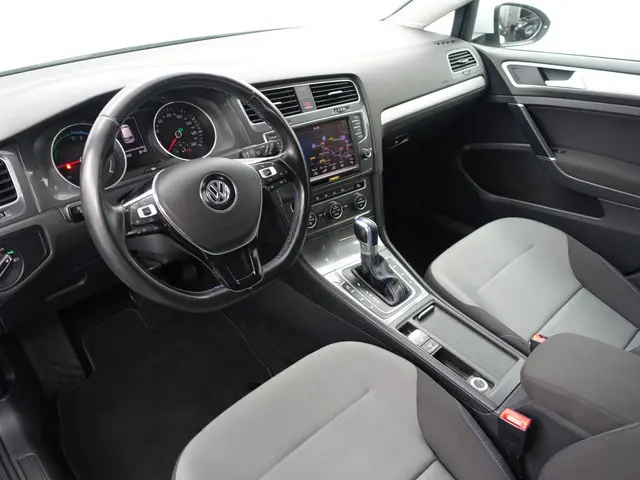 Volkswagen e-Golf Highline Aut- Xenon Led, Carplay, Navigatie, Clima, Dynamic Select, Cruise