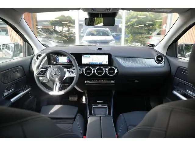 Mercedes-Benz GLA-klasse 180 Business Solution Luxury Stuurverwarming Multibeam LED Adapt. Cruise Tr...