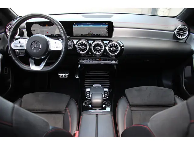 Mercedes-Benz CLA-klasse 180 AMG | Night pakket | Pano | Sfeerverlichting | Camera
