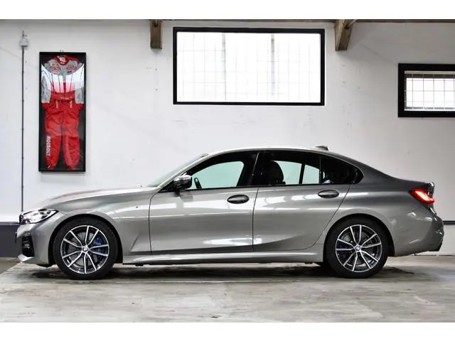 BMW 3-serie 320i High Executive M Sport | Apple Car Play | HUD | Dealer onderhouden