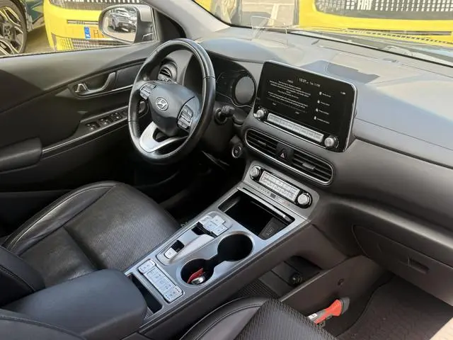 Hyundai Kona EV Premium 64 kWh Leer / Head-Up / Stoel verwarming & Koeling / Winterbanden
