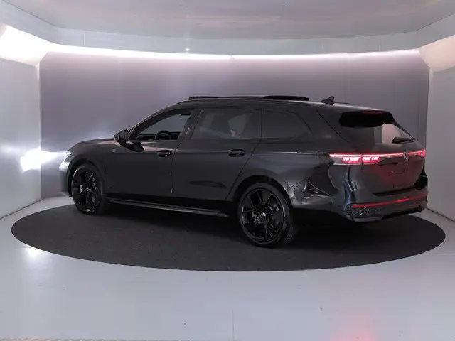 Volkswagen Passat Variant 1.5 eHybrid R-Line Edition 272 pk Automaat (DSG) | Verlengde garantie | Na...