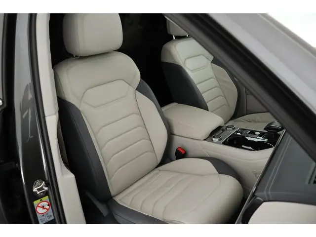 Volkswagen Touareg 3.0 TDI 230pk R-Line Grijs Kenteken Trekhaak Camera Luchtvering Matrix Led Keyles...