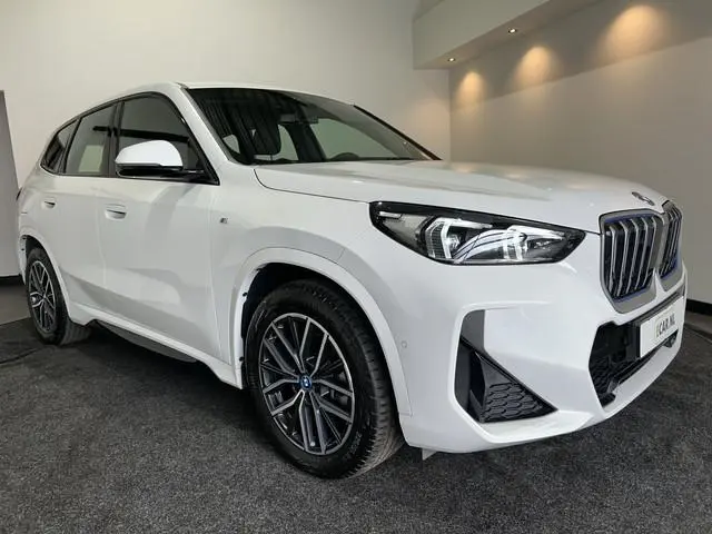 BMW iX1 xDrive30 67 kWh M-Sport SOH 98,3% | Sportstoelen | Premiumpakket |