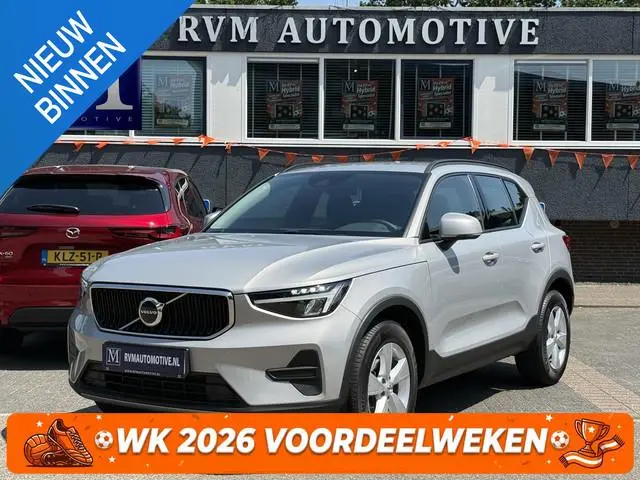 Volvo XC40 1.5 T2 Essential VAN: 32.900,- VOOR: 30.877,- UW WKVOORDEEL: 2.023,-| WINTERPAKKET STOEL...