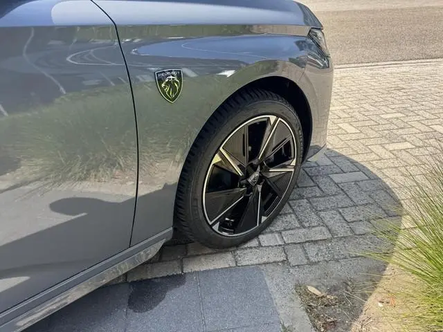Peugeot e-308