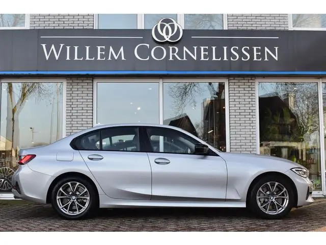BMW 3-serie 330e High Executive Aut. Leder Navi Carplay Stoelverwarming HiFi