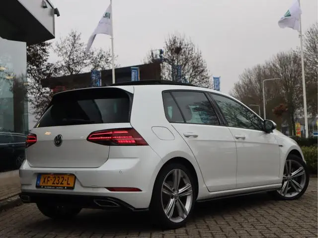 Volkswagen Golf 1.5 TSI Highline Pano / Navi / Elekramen / R-Line / Climate / Led Dealer onderhouden
