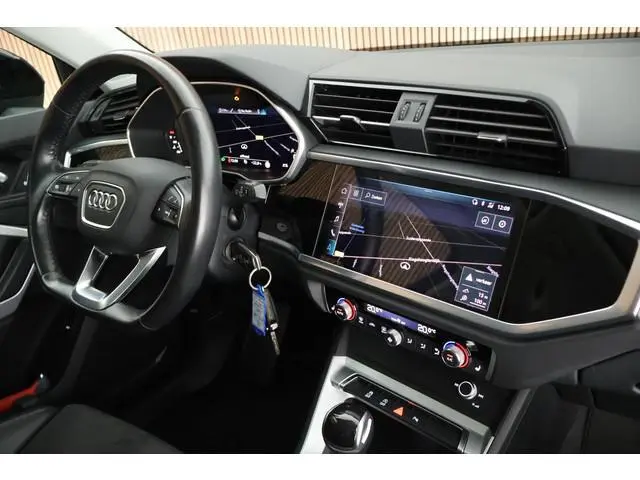 Audi Q3 35 TFSI 150pk Business Edition Trekhaak Camera Stoelverwarming LED Virtual Cockpit Navigatie...