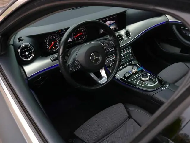 Mercedes-Benz E 200 Avantgarde | Widescreen | Schuifdak | Sfeerverlichting