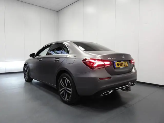 Mercedes-Benz A-Klasse A250e Luxury Limited MAT GRIJS/LEER/SFEER/TREKH./17"LMV!