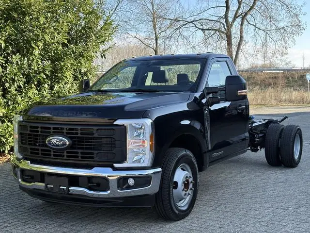 Ford F350 6.7L Turbo V8 Power Stroke Chassis DRW