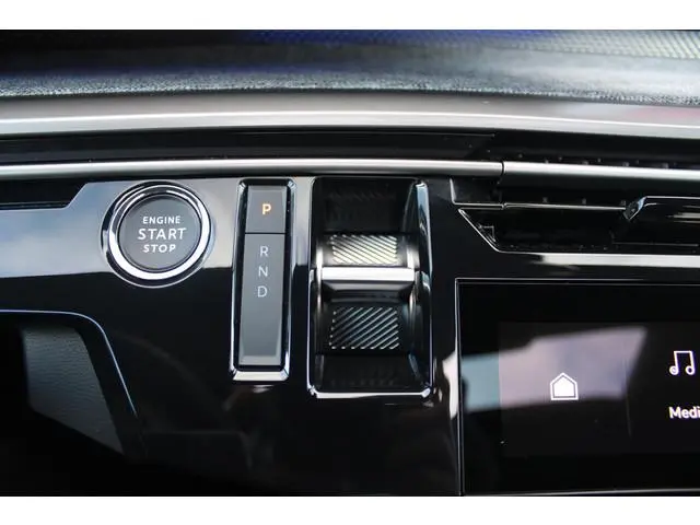 Peugeot e-5008