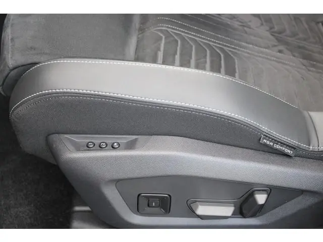 Peugeot e-5008