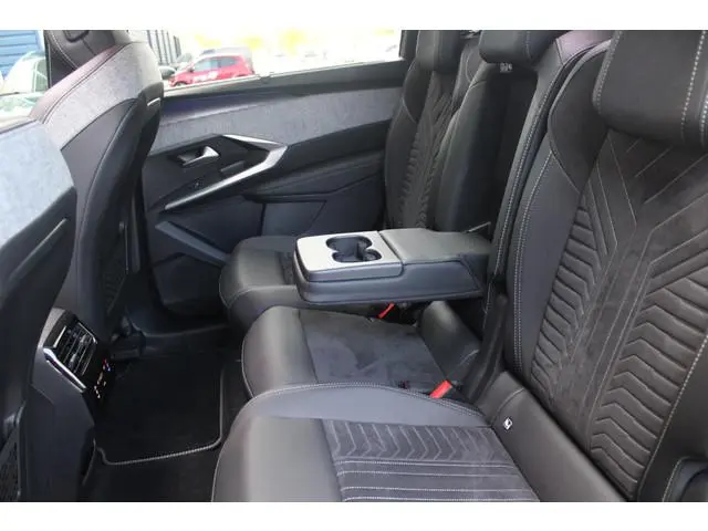Peugeot e-5008