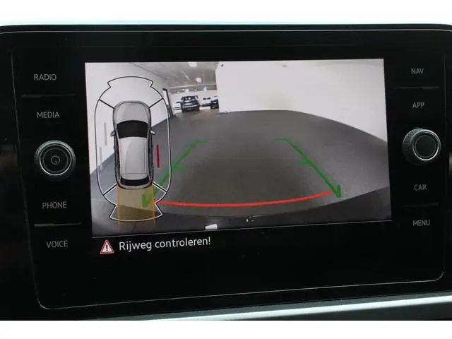Volkswagen T-Roc 1.5 TSI 150pk DSG Life Navigatie Apple Carplay/Android Auto Parkeersensoren Camera...