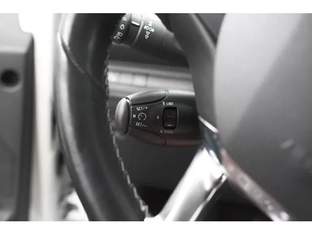 Peugeot 2008 PureTech 110 EAT6 Allure | Trekhaak | Apple Carplay | Parkeersensoren | Stoelverwarming
