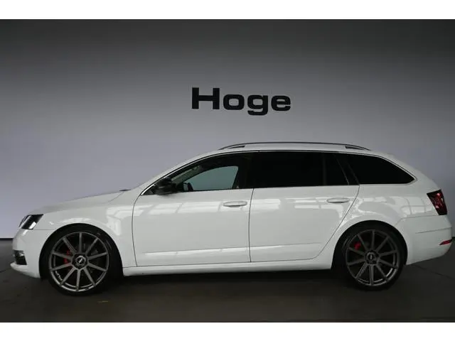 ŠKODA Octavia Combi 2.0 TDI Greentech Style Automaat Clima Navigatie Panoramadak Dealer Onderhouden!...