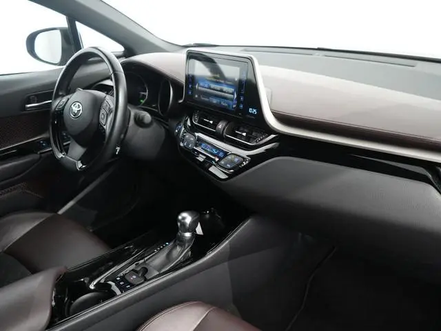 Toyota C-HR 1.8 Hybrid Executive | Trekhaak | Camera | Cruise | Stoelverwarming | Navi |