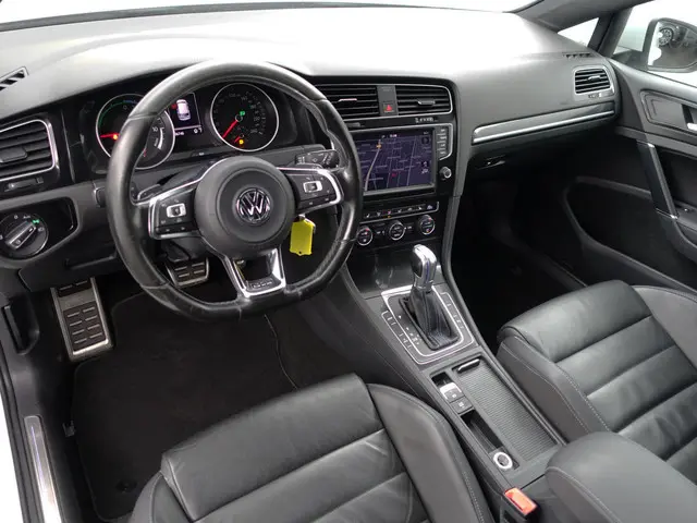 Volkswagen Golf 1.4 TSI GTE Performance Aut- Panoramadak, Carplay, Camera, Park Assist, Park Pilot,...