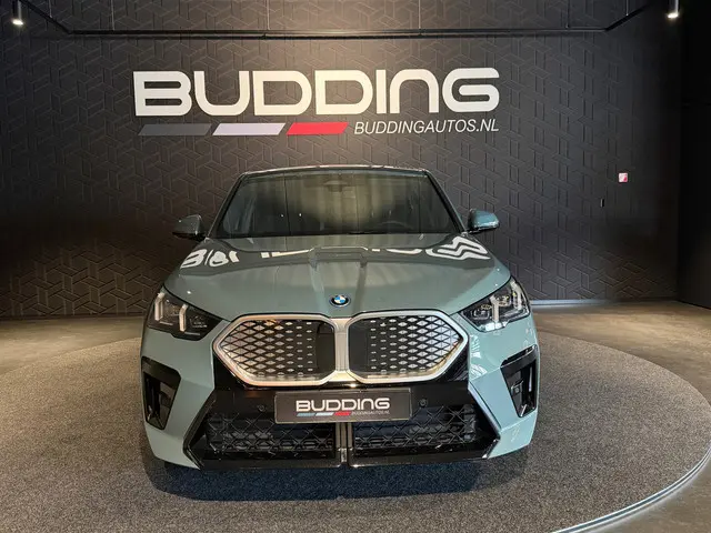 BMW iX2 eDrive20 67 kWh | M-sport | Camera |