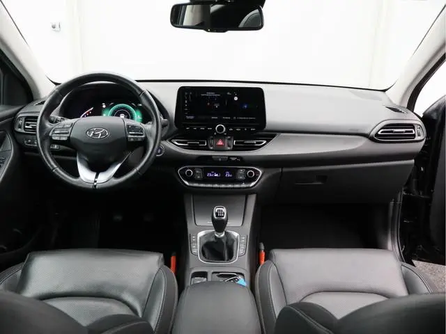 Hyundai i30 Wagon 1.5 T-GDi MHEV Premium/ trekhaak/ lage km/ zeer mooi!
