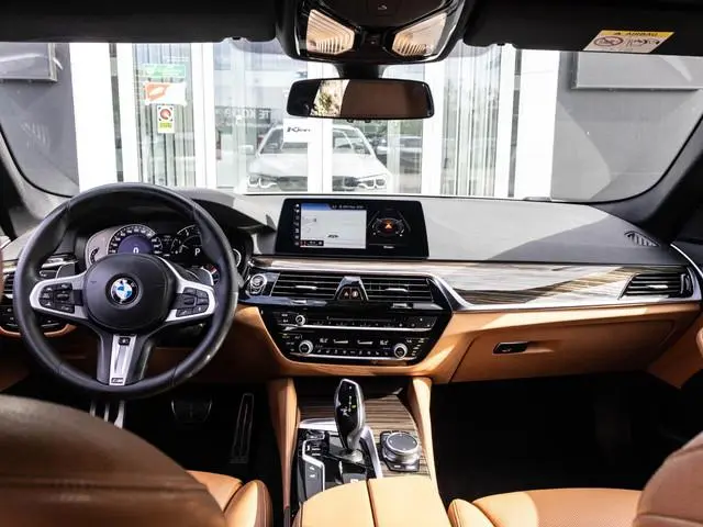 BMW 5-serie Touring 530i High Executive | M-pakket | Leder | Pano dak | Elek.trekhaak | 20 Inch