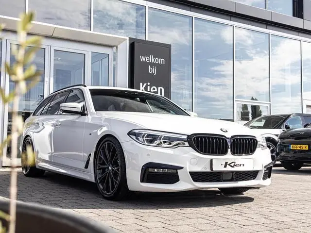 BMW 5-serie Touring 530i High Executive | M-pakket | Leder | Pano dak | Elek.trekhaak | 20 Inch