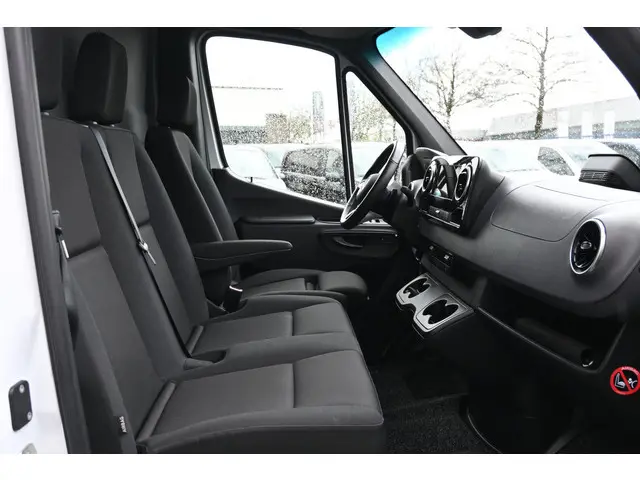 Mercedes-Benz eSprinter 320 L2H2 Pro 81kWh Snellader, Navigatie, Trekhaak, Winterpakket, Etc.