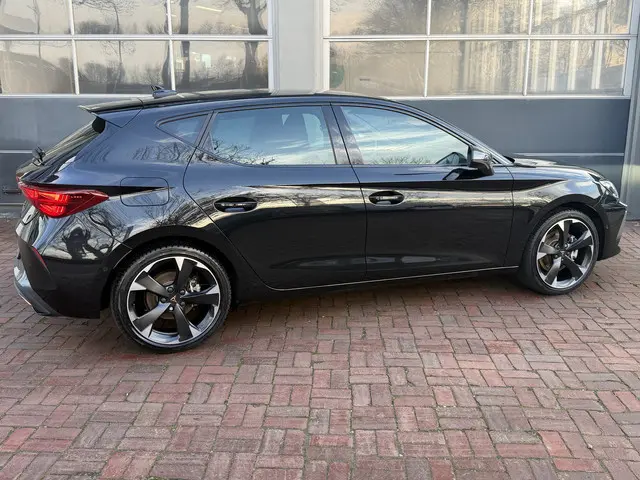 CUPRA Leon 1.5 TSI e-Hybrid 2025 Facelift SOH 99,9% Stoelverwarming Kuipstoelen 18" LMW