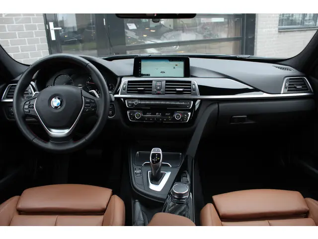 BMW 3-serie 320i High Executive / LCI / Leer / LED / 18"/  N.A.P.