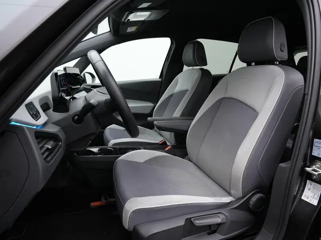 Volkswagen ID.3 First Plus 58 kWh 204 pk | IQ Light | Stuur-/stoelverwarming | Achteruitrijcamera |...