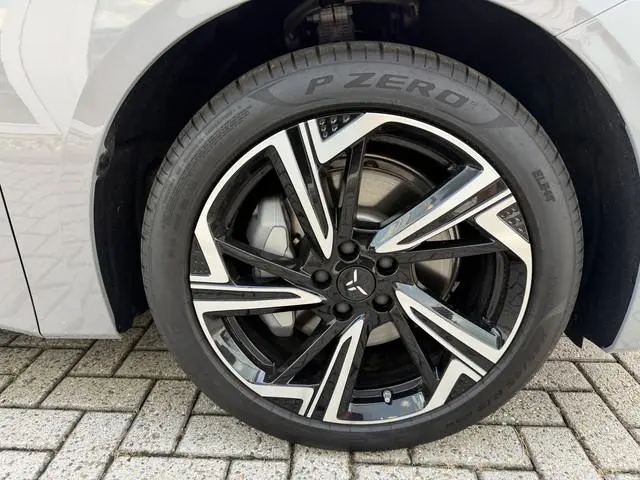 Hongqi EH7