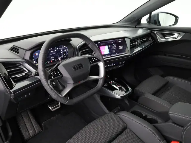 Audi Q4 e-tron S Edition 45 82 kWh 286 pk quattro | Trekhaak | S-Line | Comfort Pakket | Dode hoek a...