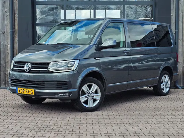 Volkswagen Transporter 2.0 TDI 150PK DSG Dubbele cabine L1H1 Highline | LED | Trekhaak | Cruise | LM...