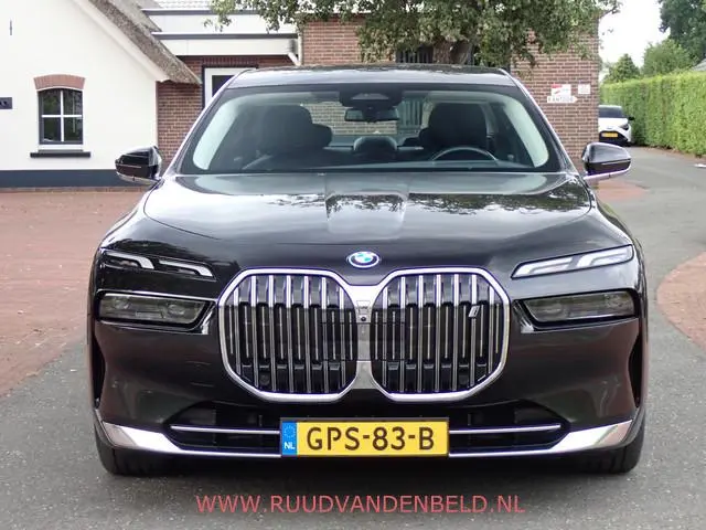 BMW i7 eDrive 106 kWh !! EX BTW 53.636 !! SOH 94% / HEAD-UP / SOFT-CLOSE / ACTIVE-STEERING / 360*