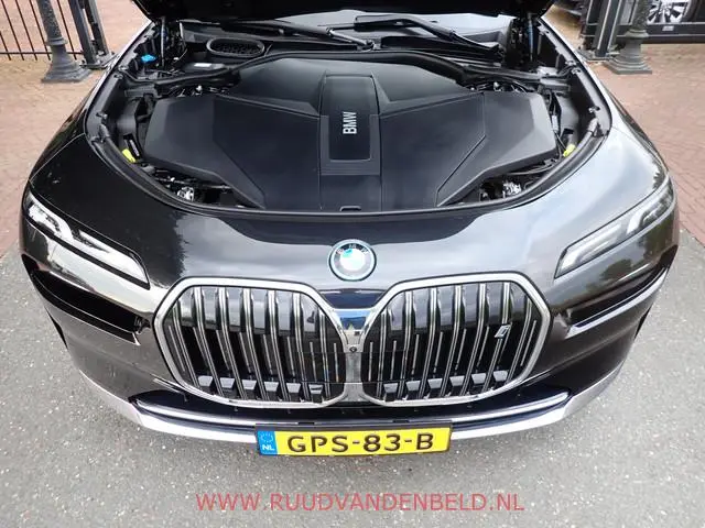 BMW i7