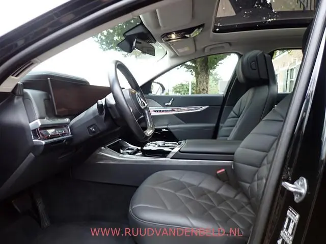 BMW i7