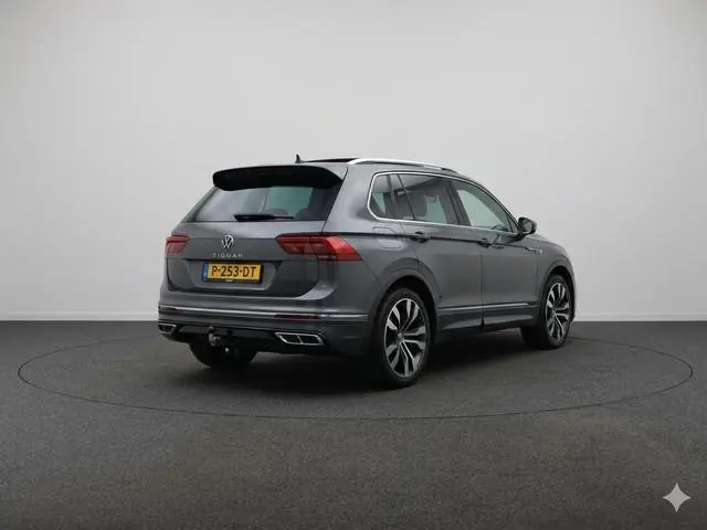 Volkswagen Tiguan 1.5 TSI R-Line Business+ 150PK DSG | Panorama dak | Zwenkbare trekhaak 1800KG  | A...